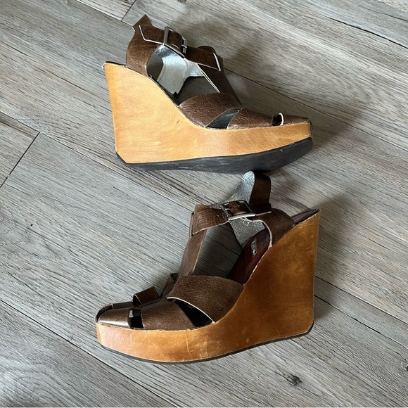 Matiko Wooden Wedge Sandal - Picture 4 of 8